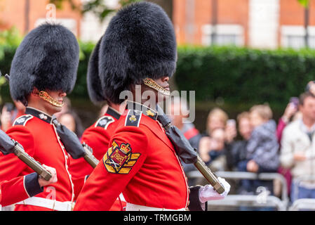 Grenadier Guards marchant sur le Mall, Londres, Royaume-Uni pendant Trooping the Colour 2019. Habiller les uniformes. Officier coloré. Personne de couleur Banque D'Images