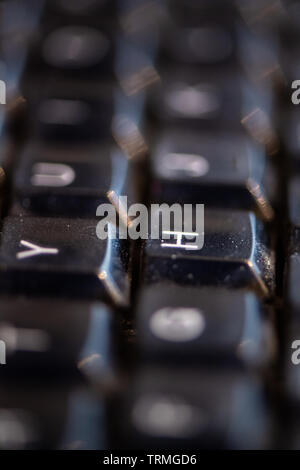 Close up of sale clavier de l'ordinateur, montrant la poussière et mess général. Banque D'Images