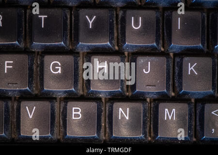 Close up of sale clavier de l'ordinateur, montrant la poussière et mess général. Banque D'Images