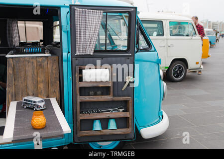 Scheveningen, La Haye, Pays-Bas - le 26 mai 2019 : 1960 VW combi classique de style camping-stationné à Scheveningen Beach Banque D'Images