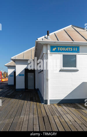 Mesdames et Messieurs Toilettes bloc sur une jetée Banque D'Images