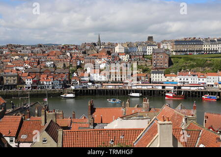 Vue sur la rivière Usk de St Mary's churchyard, Whitby, municipalité de Scarborough, North Yorkshire, Angleterre, Grande-Bretagne, Royaume-Uni, UK, Europe Banque D'Images