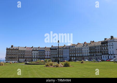 Royal Crescent, West Cliff, Whitby, municipalité de Scarborough, North Yorkshire, Angleterre, Grande-Bretagne, Royaume-Uni, UK, Europe Banque D'Images