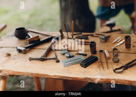 Chaser graveur sur la table d'outils Banque D'Images