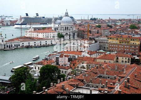 Les toits de Venise dominée par un grand bateau de croisière dans le port le long du canal de la Giudecca, Italie Europe Banque D'Images