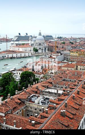 Les toits de Venise dominée par un grand bateau de croisière dans le port le long du canal de la Giudecca, Italie Europe Banque D'Images