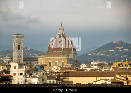 Le dôme de la cathédrale de Florence conçu par Filippo Brunelleschi comme vu à partir de la Galerie des Offices, Florence, Italie Banque D'Images