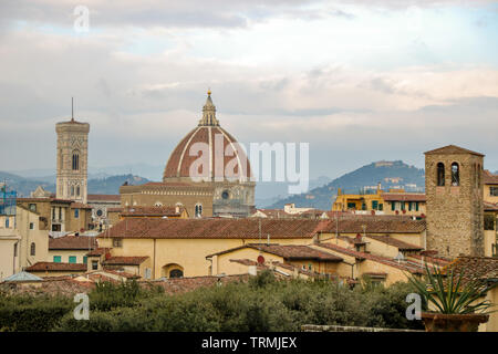 Le dôme de la cathédrale de Florence conçu par Filippo Brunelleschi comme vu à partir de la Galerie des Offices, Florence, Italie Banque D'Images