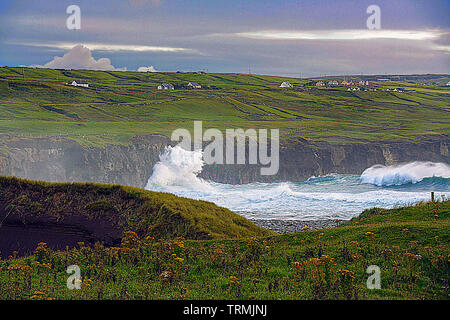 Des vagues spectaculaires sur la côte de Doolin, le Burren, comté de Clare Irlande Banque D'Images