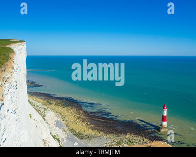 Vue de la craie blanche pointe falaises et Beachy Head Phare dans les Sept Soeurs National Park, Eastbourne, East Sussex, Angleterre, Royaume-Uni. Banque D'Images