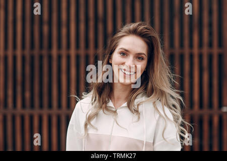 Portrait jeune femme en costume de sport rose. Banque D'Images