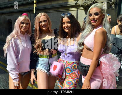 Le 9 juin 2019. Les amateurs de festivals, dans le centre de Parklife Manchester, UK, d'arriver à prendre le bus pour le site du festival. Parklife est un festival de musique indépendante qui a lieu chaque année à Heaton Park, Manchester, Angleterre. Des dizaines de milliers de personnes payer £125 pour un week-end billet pour écouter des concerts. Beaucoup de jeunes femmes portent des costumes colorés ou maigre. La deuxième journée du Festival avait moins de pluie que le jour précédent. Banque D'Images