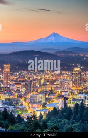 Portland, Oregon, USA Le centre-ville avec Mt. Le capot à l'aube. Banque D'Images