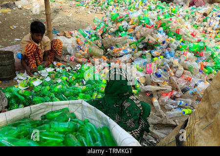 Usine de recyclage de plastique à Dhaka, au Bangladesh. Banque D'Images