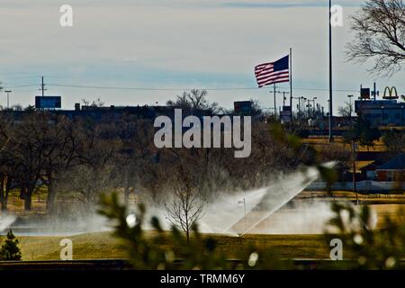 Plus Mega-Flag Ville de Canyon City Skyline et aspersion d'eau de City Golf Course, Canyon, Texas. Banque D'Images