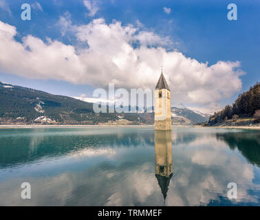 Le lac de Reschen, Churchtower avec Curon Vinosta, Italie Banque D'Images