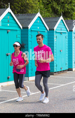 Bournemouth, Dorset, UK. 9 juin 2019. Des milliers participent à la course pour la vie à Bournemouth à prendre part à 10k ou 5k. Cancer Research UK est pour la première fois, invitant chacun à se joindre à, unissant dans une cause commune pour vaincre le cancer. Les participants prennent part à l'événement 10k le long du front de mer de Bournemouth pour aider à recueillir des fonds pour vaincre le cancer de la recherche. Credit : Carolyn Jenkins/Alamy Live News Banque D'Images