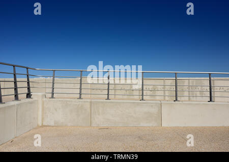 Promenade en béton renforcé de défense de la mer et en pente, garde-corps en acier inoxydable dans Ciel bleu dans le fylde coast Rossall dans le Lancashire uk Banque D'Images