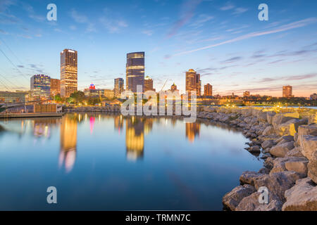 Milwaukee, Wisconsin, États-Unis centre-ville de ville sur le lac Michigan au crépuscule. Banque D'Images