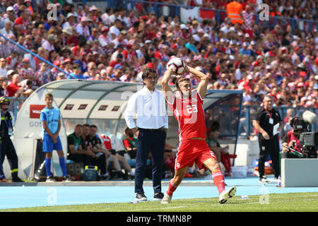 Osijek, Croatie. Le 08 juin, 2019. Vous Vaulks de galles prend une remise en jeu. Croatie v Pays de Galles, l'UEFA Euro 2020, groupe E match qualificatif à l'Gradski Stadion à Osijek, Croatie le samedi 8 juin 2019. Ce droit ne peut être utilisé qu'à des fins rédactionnelles. Utilisez uniquement rédactionnel, pic de Gareth John/Andrew Orchard la photographie de sport/Alamy live news Crédit : Andrew Orchard la photographie de sport/Alamy Live News Banque D'Images