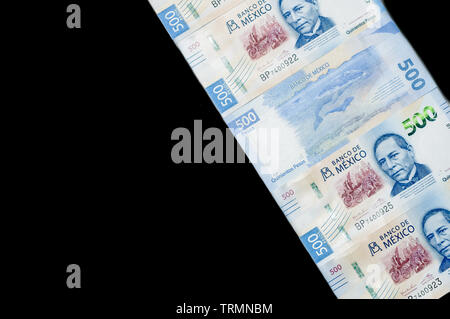De l'argent mexicain isolé sur fond noir. 500 nouveaux projets de peso. Les dépenses, les banques, les affaires, l'industrie, le consumérisme, le capitalisme Banque D'Images