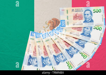 L'argent du Mexique, de nouveaux projets de loi 500, le peso haut de drapeau mexicain. Les dépenses, les banques, les affaires, l'industrie, le consumérisme, le capitalisme Banque D'Images