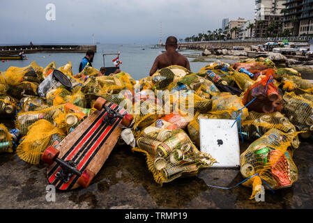 Les membres du Club de plongée Calypso vu ici de la mer poubelle de compensation le long de la Corniche de Beyrouth. Les libanais sont sortis en masse dimanche, pour aider dehors avec une journée de nettoyage de plage nationale dirigée par le Ministre libanais de l'environnement. Ils ont non seulement recueillir les débris de leurs plages à plus de 150 endroits, des équipes de plongeurs aussi passé leur dimanche sous l'eau, l'élimination des déchets de tout le monde de l'océan. Beyrouth, Liban, 9//6/2019 Banque D'Images