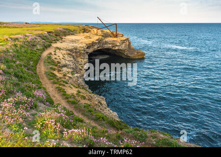 L'éclairage de la carrière désaffectée sur une grue ou un palan grotte marine à Portland Bill sur l'Île de Portland, la côte jurassique du Dorset, Angleterre, Royaume-Uni. Banque D'Images