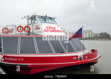 City Cruises une embarcation amarrée à Greenwich sur la Tamise à Londres, Royaume-Uni Banque D'Images