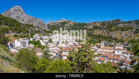 Vue panoramique de Grazalema, province de Cadix, Andalousie, espagne. Banque D'Images