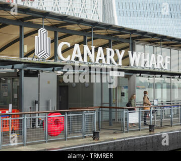 Passagers en attente d'une Tamise Clipper sur Canary Wharf Pier, Westferry Circus, Londres, Angleterre, Royaume-Uni Banque D'Images