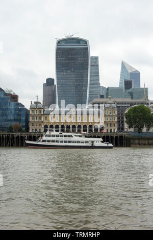 L'ancien marché aux poissons Billingsgate bâtiment et l'imposant bâtiment talkie walkie dans la ville de London, UK Banque D'Images