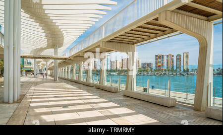 Belle galerie à Malaga port sur une journée ensoleillée, l'Espagne. Banque D'Images
