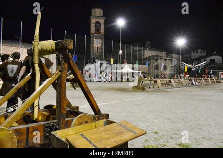 Primaluna/Italie - le 21 juin 2014 : catapulte médiévale moteur en bois exposés lors de la traditionnelle Fête du village de six fractions de la ville. Banque D'Images