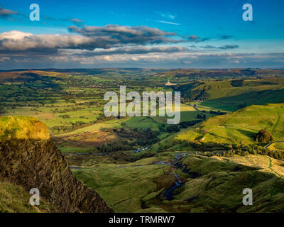 Vue depuis le sommet de Mam Tor vers Castleton Hope Valley Breedon et avec espoir les cimenteries en distance, Peak District, UK. Banque D'Images