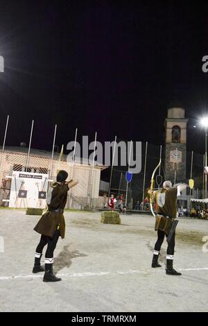 Primaluna/Italie - le 21 juin 2014 : archer médiéval compétition pendant la fête du village traditionnel de six fractions de la ville. Banque D'Images