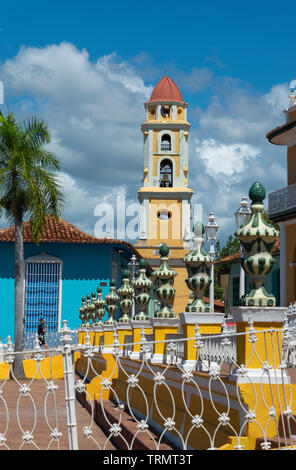 Vue sur le clocher de l'église de Saint François avec la Plaza Mayor, dans l'avant-plan - Trinidad, province de Sancti Spiritus, Cuba, Caraïbes Banque D'Images