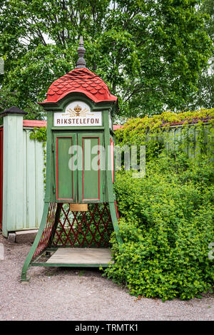 Un exemple de l'ancienne cabine téléphonique Rikstelefon suédois Banque D'Images