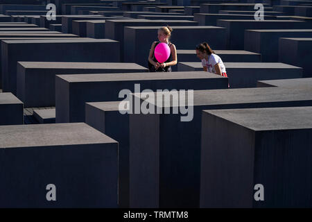 Deux femmes marche parmi les dalles du monument de l'Holocauste Banque D'Images