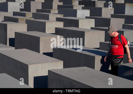 Un touriste marche parmi les dalles du monument de l'Holocauste Banque D'Images