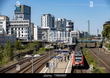 Skyline des nouveaux bâtiments, le long de la ligne de chemin de fer entre la gare centrale de Düsseldorf et Duisburg, la nouvelle ville de Derendorf, ancien Banque D'Images