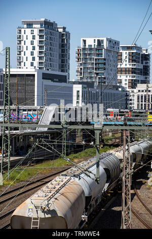 Skyline des nouveaux bâtiments, le long de la ligne de chemin de fer entre la gare centrale de Düsseldorf et Duisburg, la nouvelle ville de Derendorf, ancien Banque D'Images