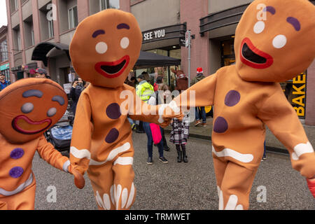 Vancouver, BC, Canada - 11/25/18 : costume d'épice les gens danser et agissant sur une rue de la ville, durant la saison de Noël à CandyTown Yaletown Banque D'Images