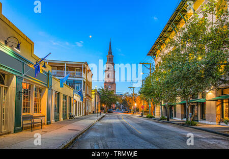 La rue de l'église à Charleston, Caroline du Sud, USA. Banque D'Images