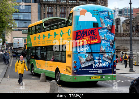 Hop On, Hop off Bus sur Waverley Bridge, Edinburgh, Ecosse, Royaume-Uni. Banque D'Images