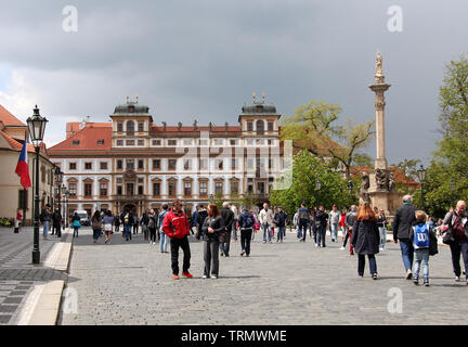 Les touristes en face de palais Toscan à la place du Château de Prague Banque D'Images