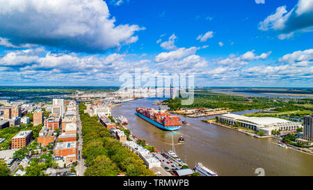 La rivière Savannah en Géorgie et sur le centre-ville Vue aérienne. Banque D'Images