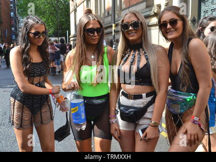 Le 9 juin 2019. Les amateurs de festivals, dans le centre de Parklife Manchester, UK, d'arriver à prendre le bus pour le site du festival, montrant au large de la dernière mode pour les jeunes femmes en concert l'usure. Parklife est un festival de musique indépendante qui a lieu chaque année à Heaton Park, Manchester, Angleterre. Des dizaines de milliers de personnes payer £125 pour un week-end billet pour écouter des concerts. Beaucoup de jeunes femmes portent des costumes colorés ou maigre. La deuxième journée du Festival avait moins de pluie que le jour précédent. Banque D'Images