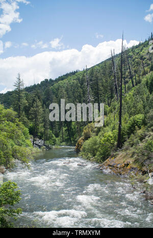 Rivière qui coule à travers la gamme de montagne Banque D'Images