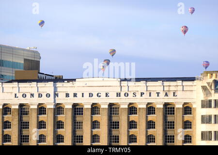 Le floatilla à partir de la Ricoh Lord-maire de Londres 2019 Régate Montgolfière passe au-dessus de l'hôpital de London Bridge, tôt un dimanche matin. Banque D'Images